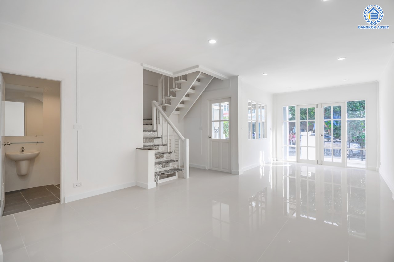 บ้านมือสองตกแต่งใหม่ ม.บุศรินทร์ วงแหวน (บ้านกล้วย-ไทรน้อย) จากแบรนด์ L&H เนื้อที่ 21 ตร.ว. ฟังก์ชัน 3 ห้องนอน 2 ห้องน้ำ จอดรถได้ 1 คัน ตอบโจทย์ทุกการอยู่อาศัย บนทำเลเชื่อมต่อถนนกาญจนาภิเษก ใกล้เซ็นทรัลเวสต์เกต และรถไฟฟ้าสายสีม่วง "สถานีคลองบางไผ่"